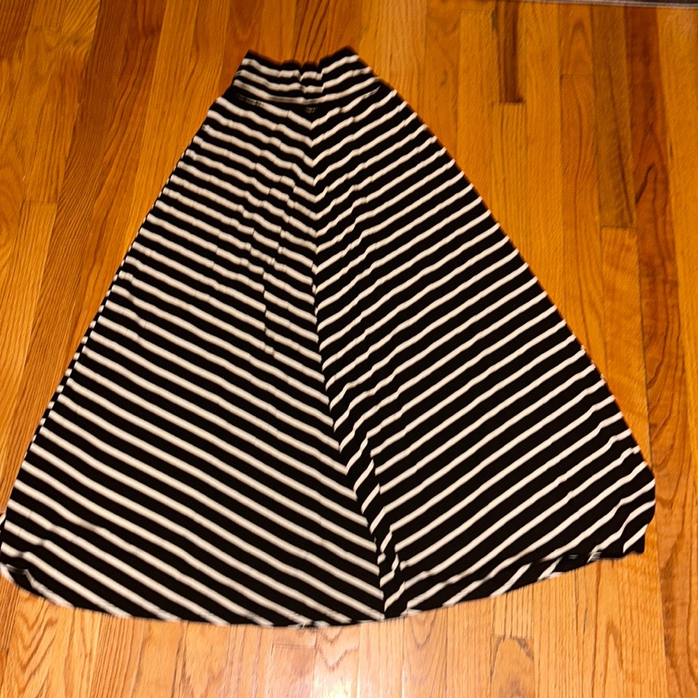 Apt 9 ankle length skirt black and white